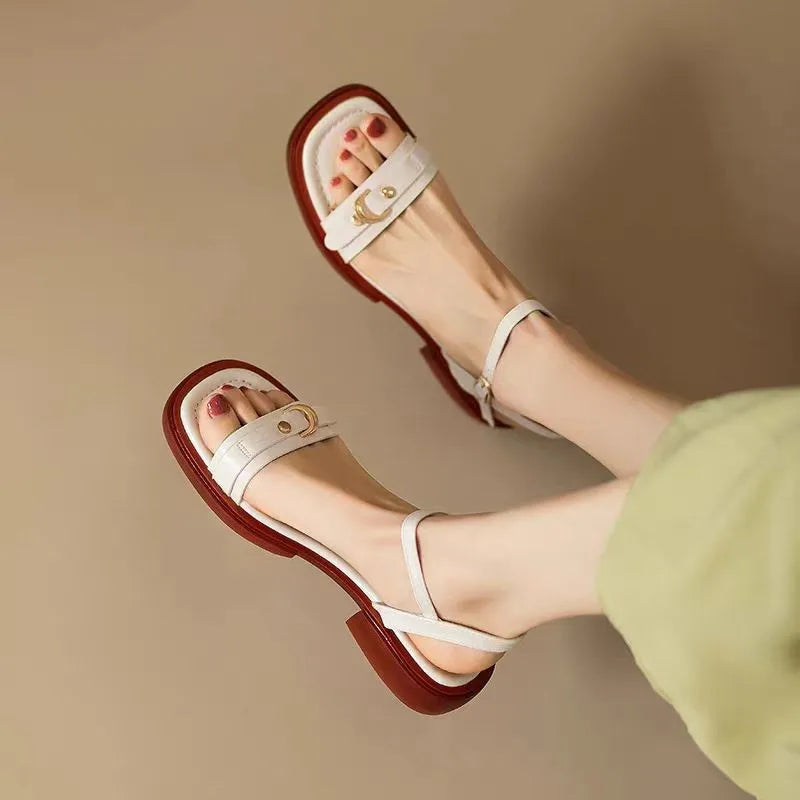 Elira – Minimalistische Gesp Lage Hak Buiten Sandalen