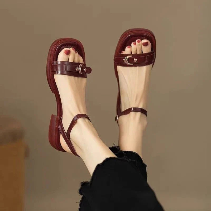 Elira – Minimalistische Gesp Lage Hak Buiten Sandalen